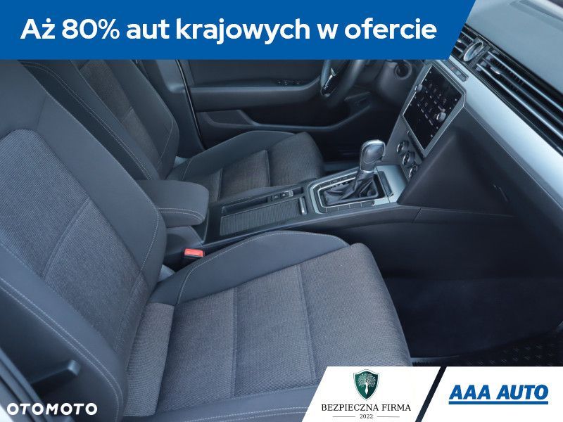 Volkswagen Passat - 11