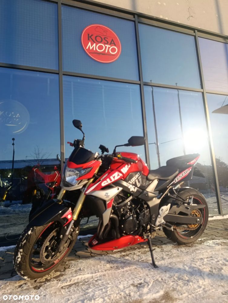 Suzuki GSR - 14