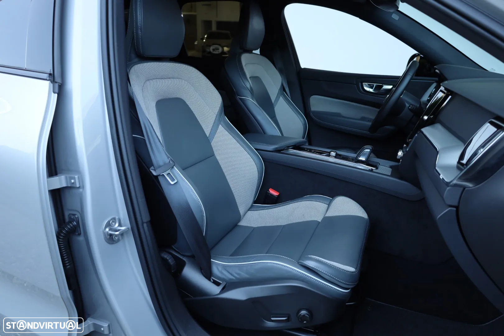 Volvo XC 60 2.0 B4 Plus Dark - 52