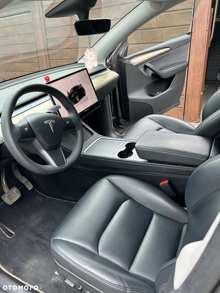 Tesla Model Y - 11