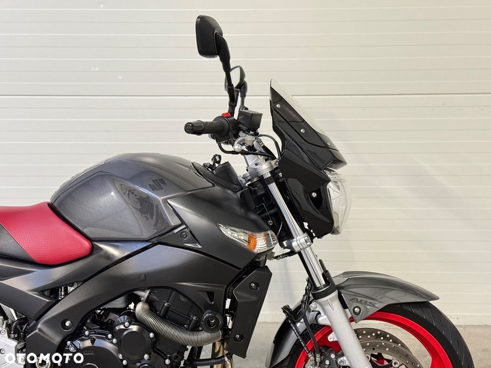 Suzuki GSR - 11