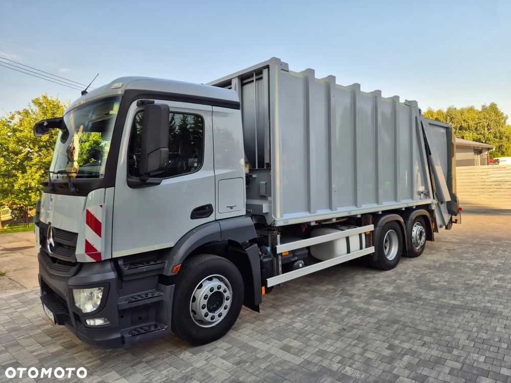 Mercedes-Benz ANTOS 2533 Śmieciarka Euro6 Zoeller Medium X2E EVO 25 Delta Lifter 2301 3 osobowa