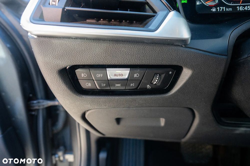 BMW Seria 3 330i Sport Line - 13