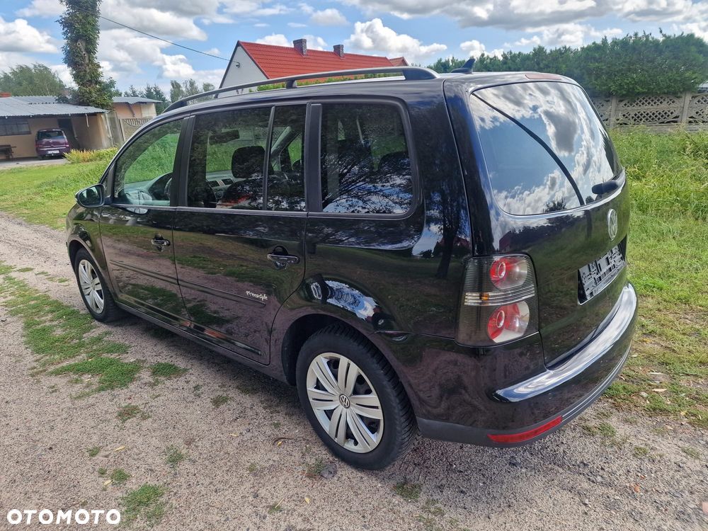 Volkswagen Touran - 4