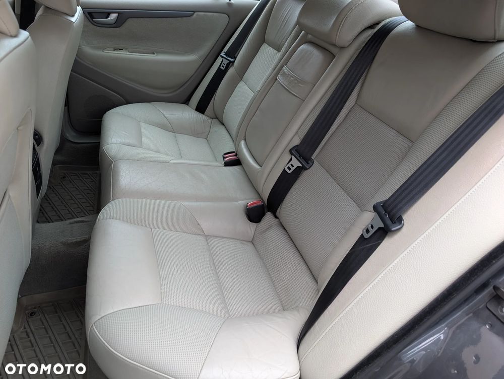 Volvo S60 2.4D Momentum - 24