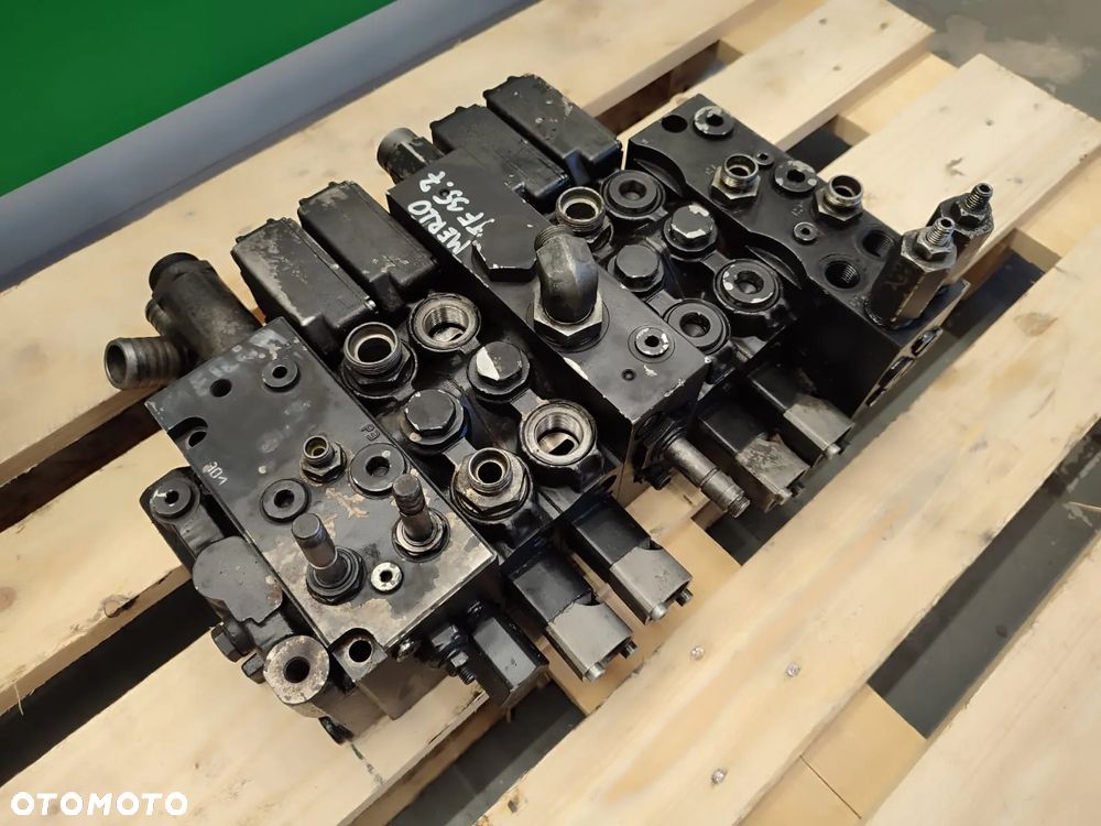 Rozdzielacz hydrauliczny BUCHER 52342209 Merlo 42.7 TF - 6
