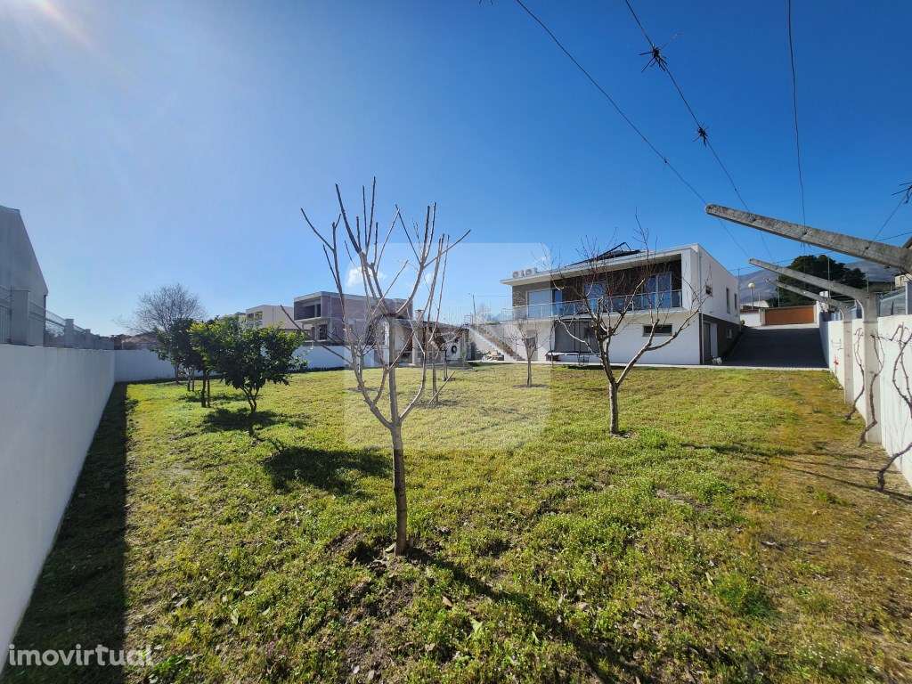 Moradia T4 Seminova de 4 Frentes com Classe Energética A+ - Grande imagem: 4/29