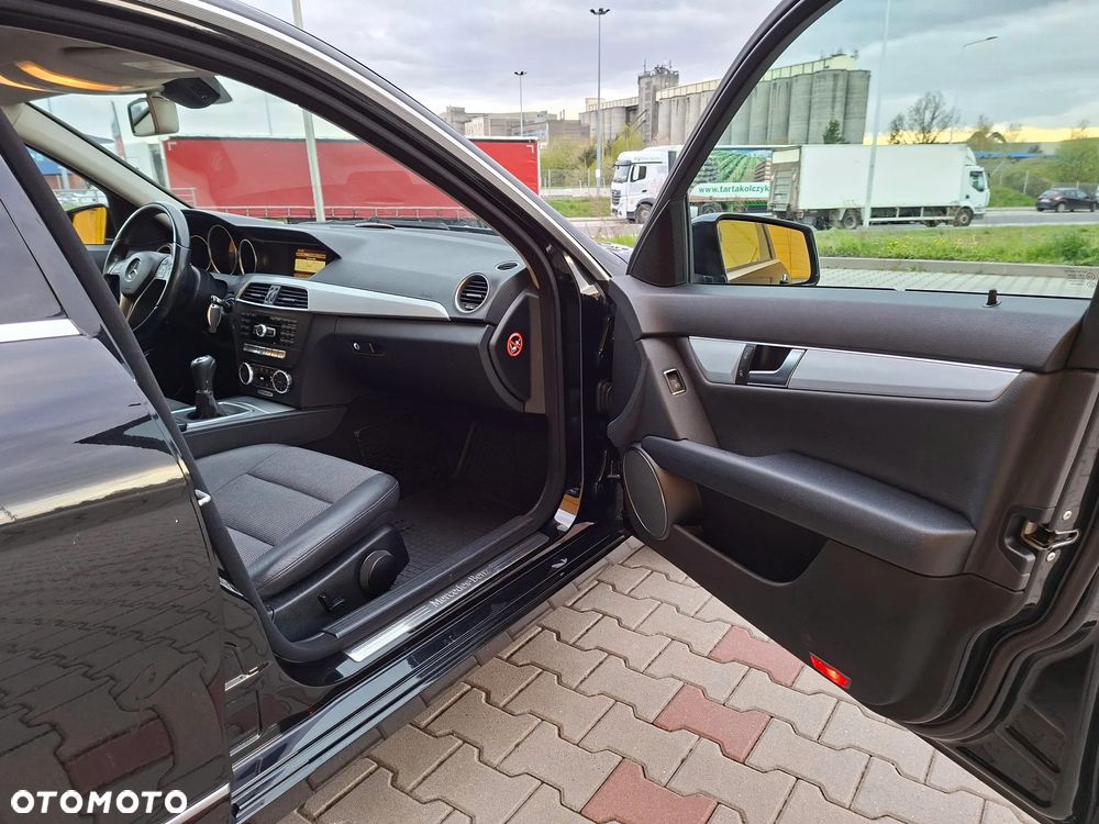 Mercedes-Benz Klasa C 180 CGI BlueEFFICIENCY Avantgarde - 24