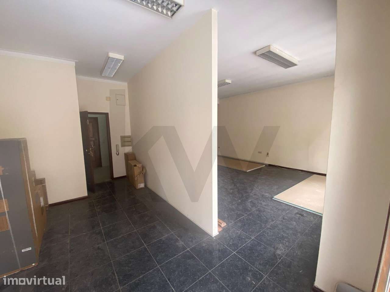 Sala com projeto para conversão em T1+1 com terraço de 21 m2 — Areosa - Grande imagem: 5/17