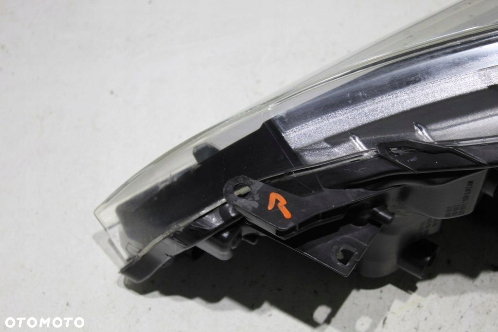 Toyota Yaris III Lift Soczewka Lampa Przód Przednia Prawa Brudna W Środku - 4