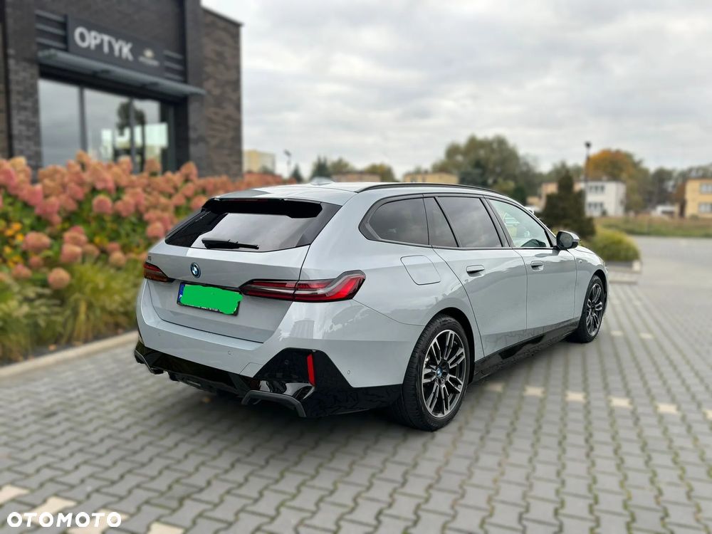 BMW i5 - 12