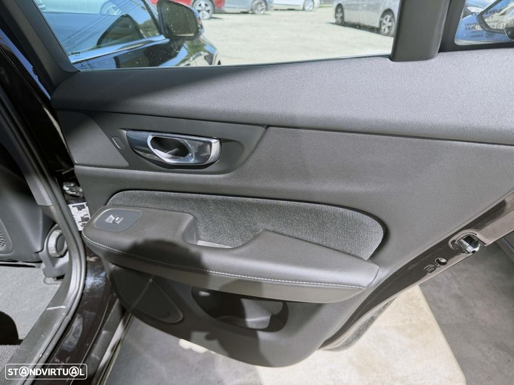 Volvo V60 2.0 T8 AWD TE Momentum Plus - 23