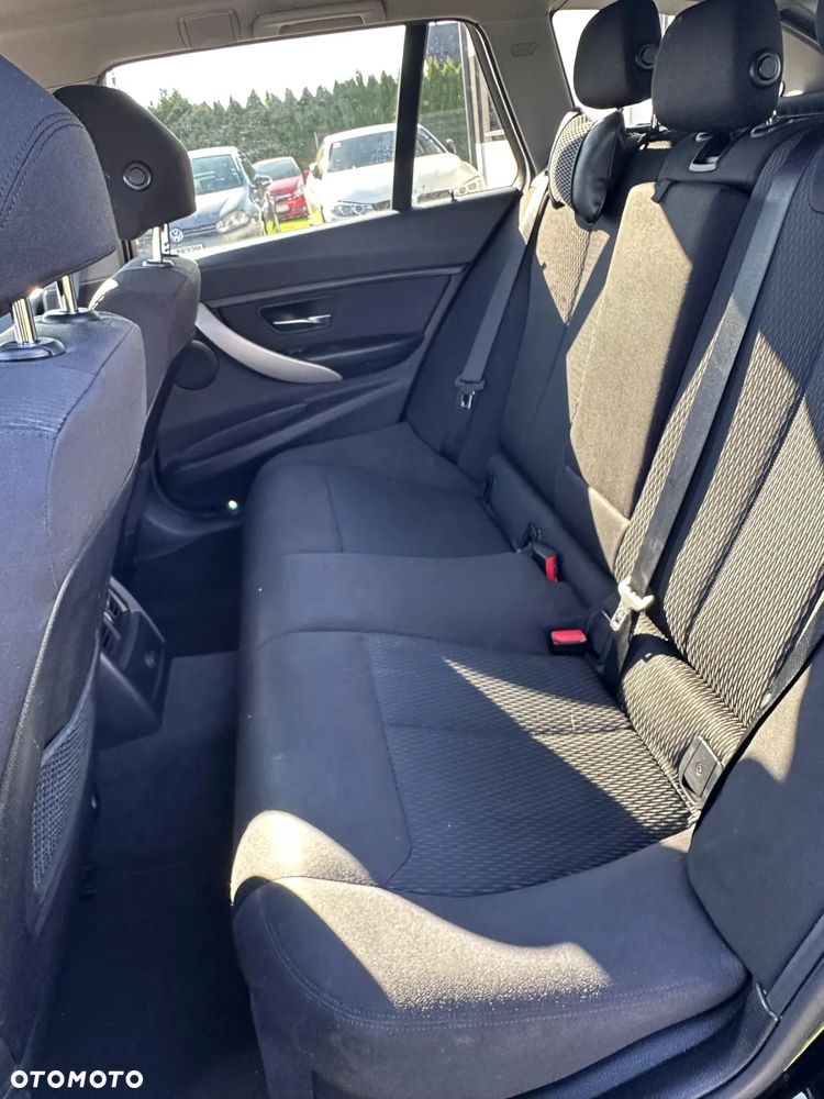 BMW Seria 3 318d Touring - 16