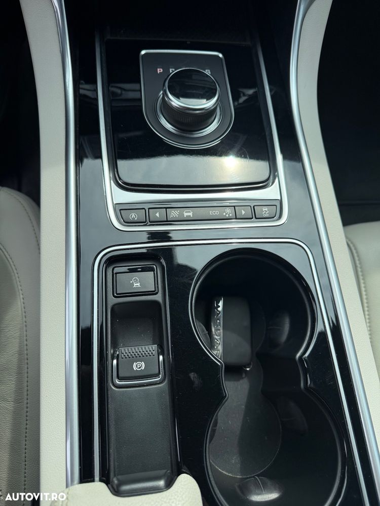 Jaguar XE D180 Aut. R-Dynamic SE - 22