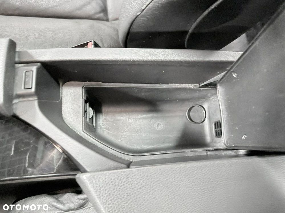 BMW Seria 5 520i - 32