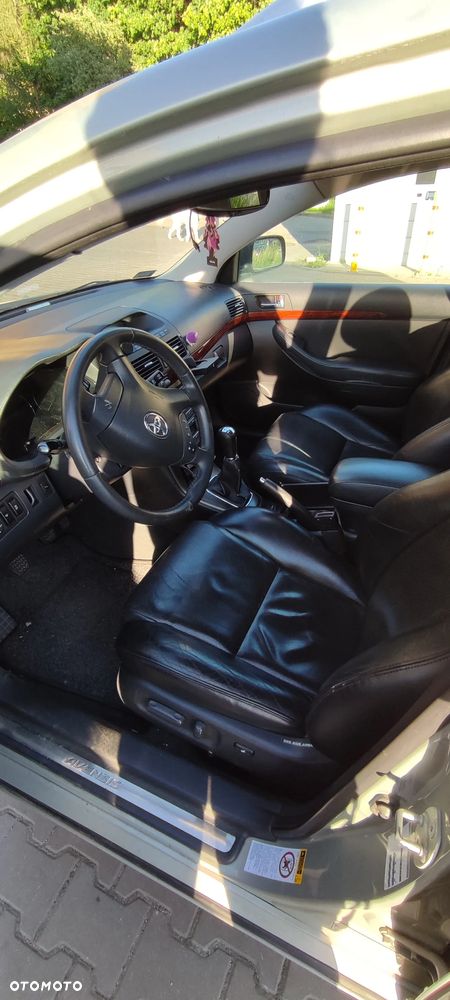 Toyota Avensis 2.0 VVT-i High - 25