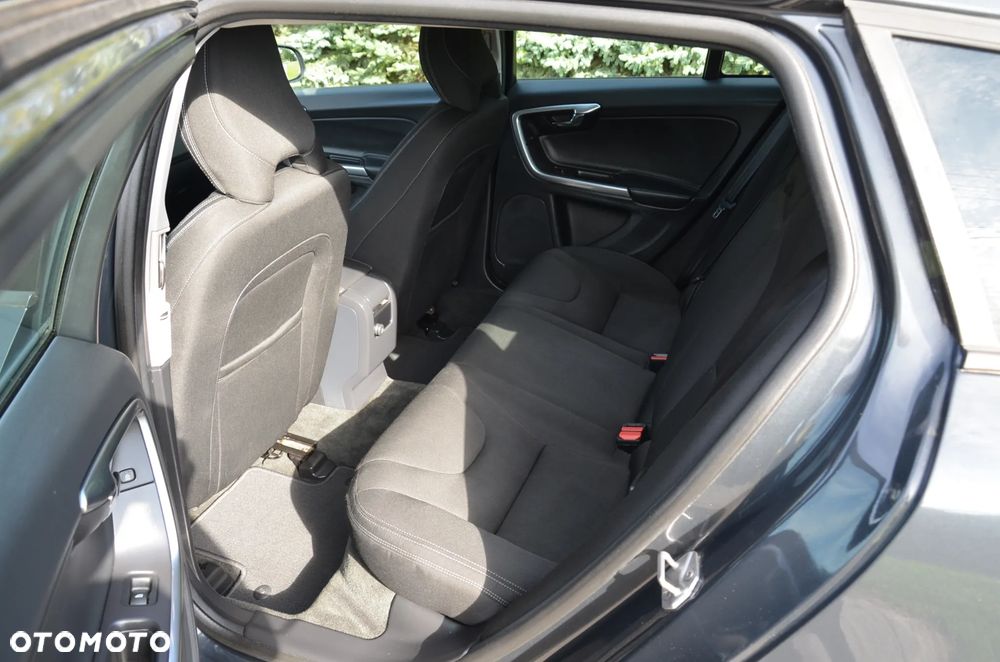 Volvo V60 D3 Drive-E Momentum - 28