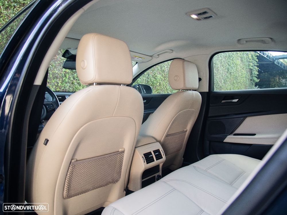 Jaguar XE 2.0 D Prestige - 28