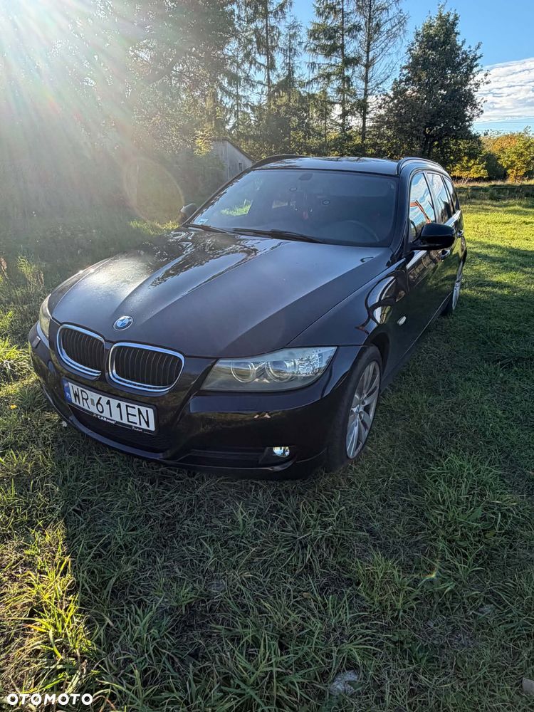 BMW 3 Series 2011 photo 2