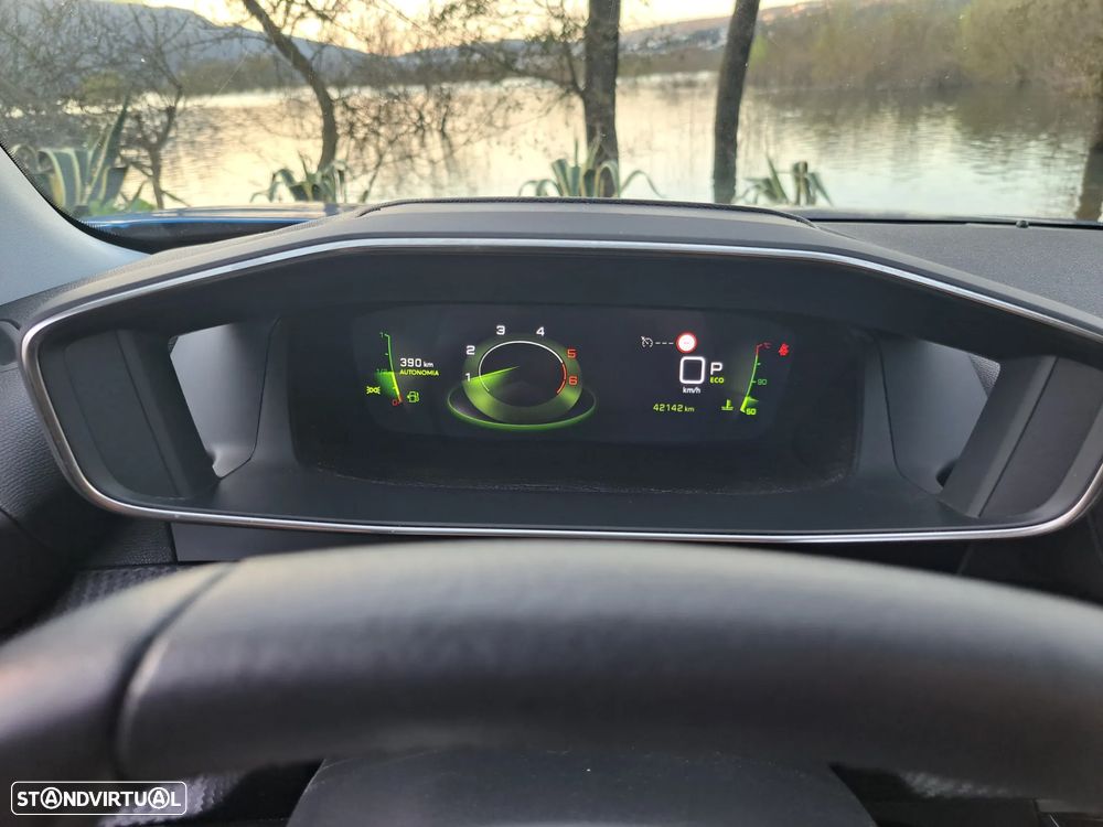 Peugeot 2008 1.5 BlueHDi Allure Pack EAT8 - 24