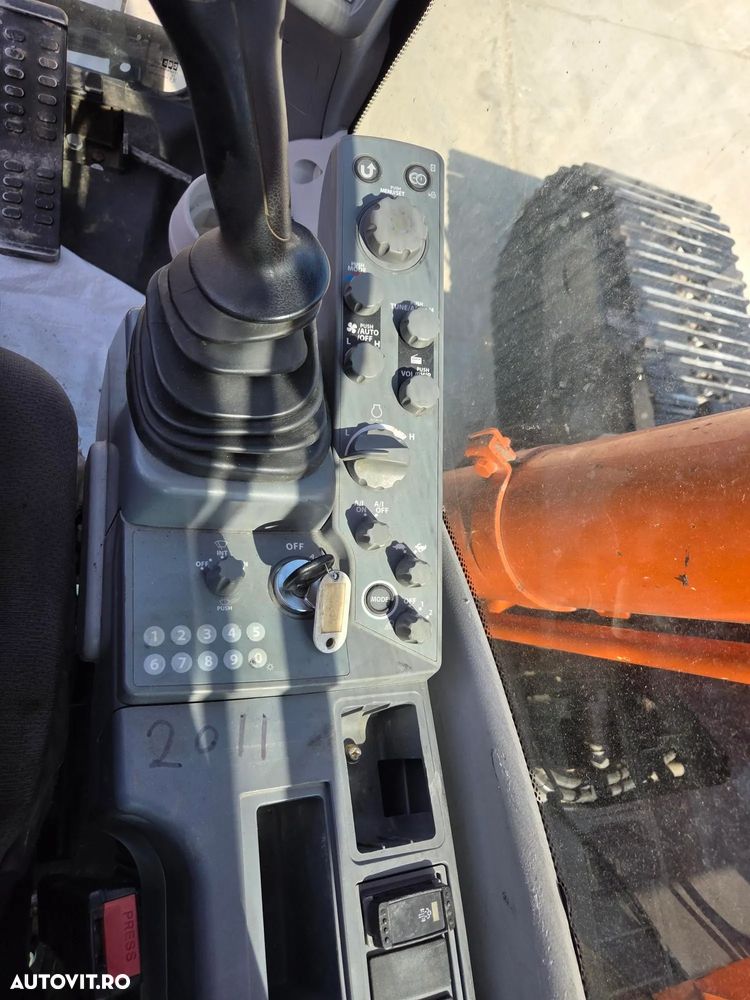 Hitachi SET BRATE LUNGI NOI 18m, cupa 0,9mc, 2019, 6.017h, gresare automata, latime 3,19m, 3 pompe hidr Hitachi, camera spate, camera laterala, consum mediu 13l/h, motor Isuzu 190CP, JAPONIA, doar 377h deplasare lant 80% ok, leasing 3 ani-PROMOTIE 131.900Eur - 9