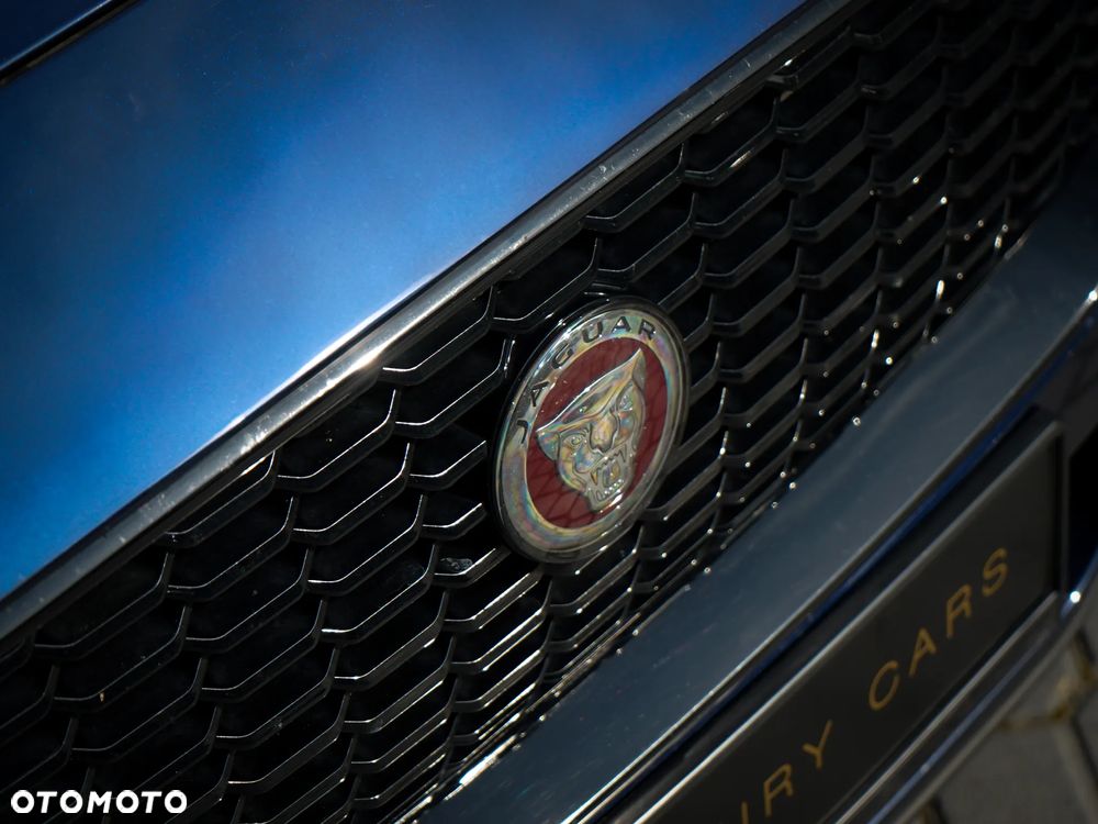 Jaguar XE D200 AWD S - 7