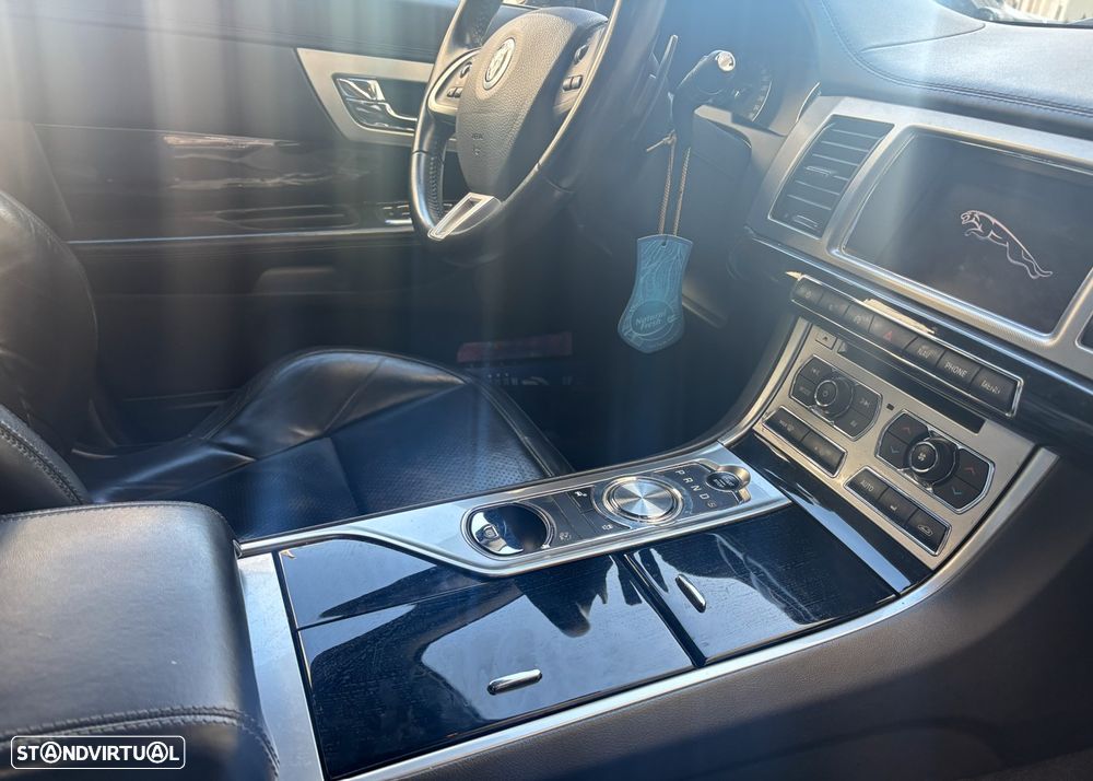 Jaguar XF Sportbrake 2.2 D Premium Luxury - 6
