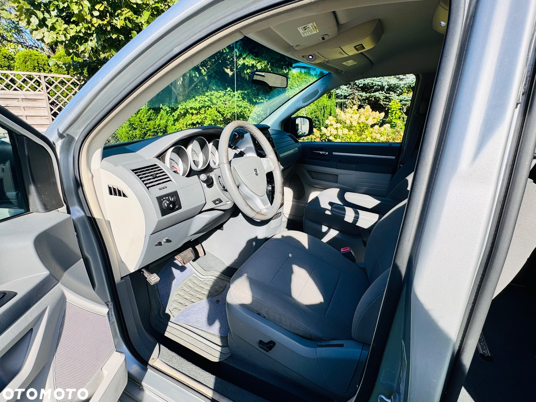 Dodge Caravan - 20