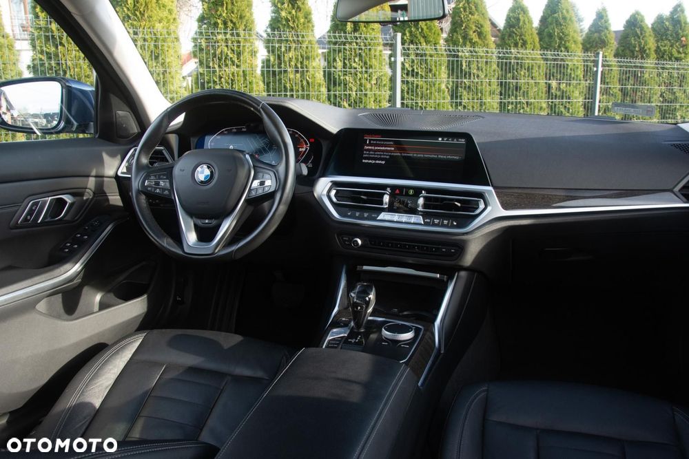 BMW Seria 3 320d xDrive Luxury Line - 17