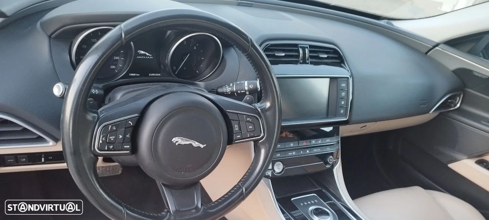 Jaguar XE 2.0 D Portfolio AWD Aut. - 7