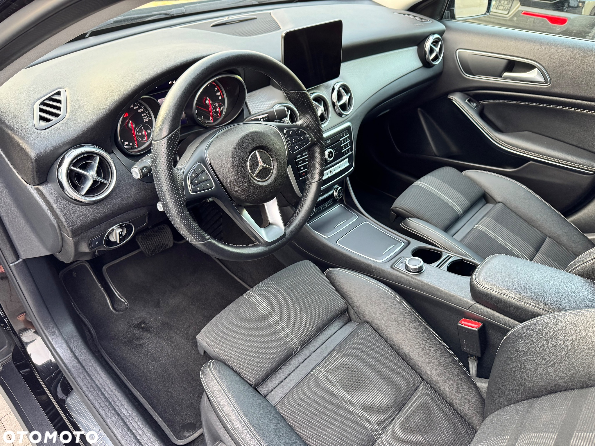 Mercedes-Benz GLA 180 7G-DCT UrbanStyle Edition - 18