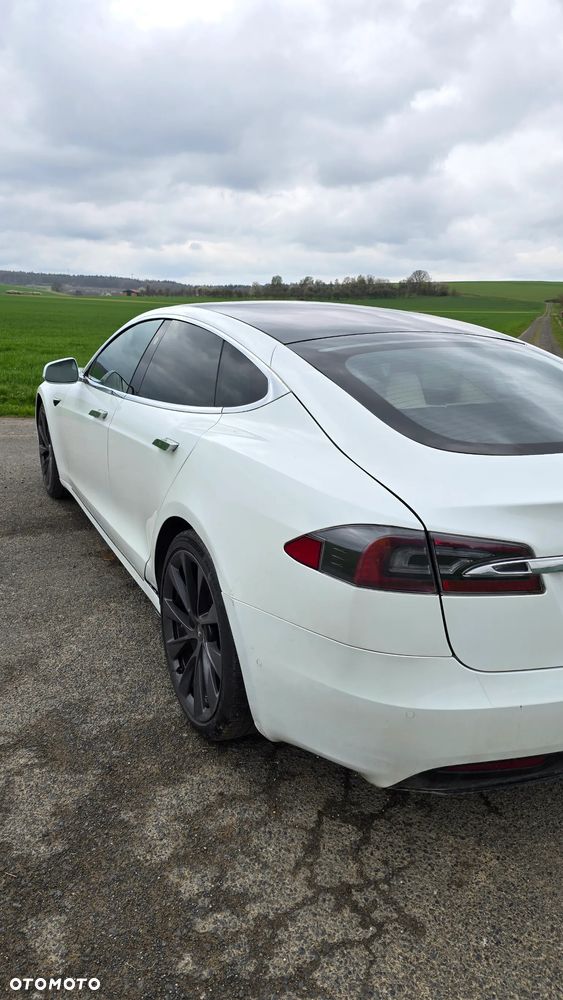 Tesla Model S - 4