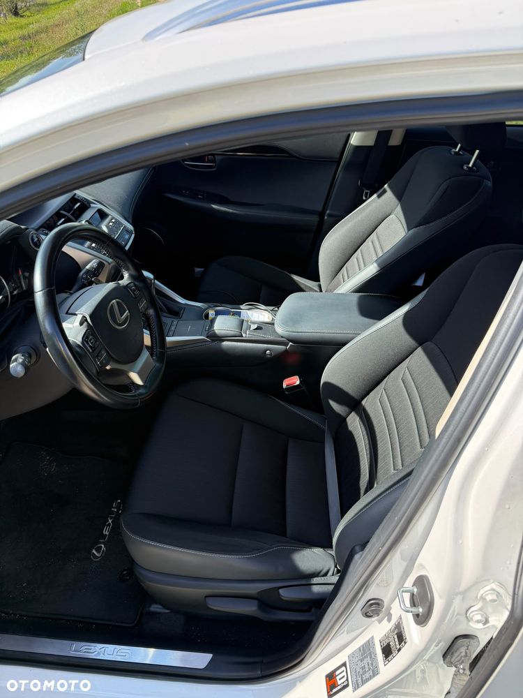 Lexus NX 300h Business Edition AWD - 8