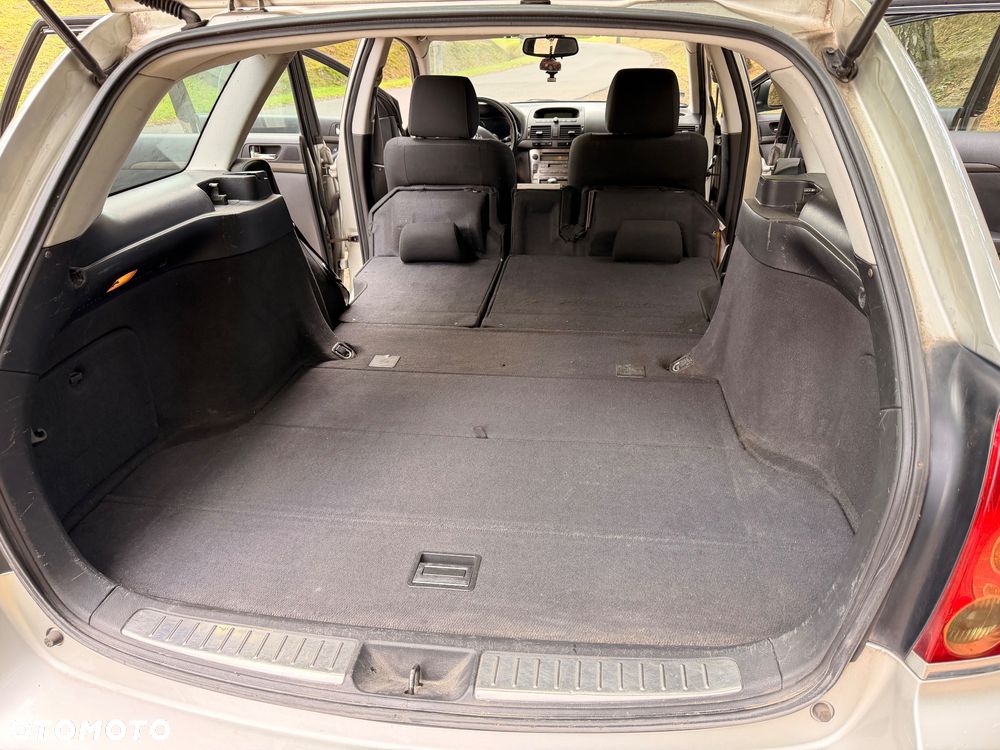 Toyota Avensis 2.0 D-4D Combi - 19