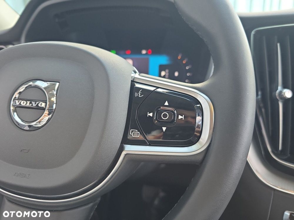 Volvo XC 60 B4 D Plus Dark - 16