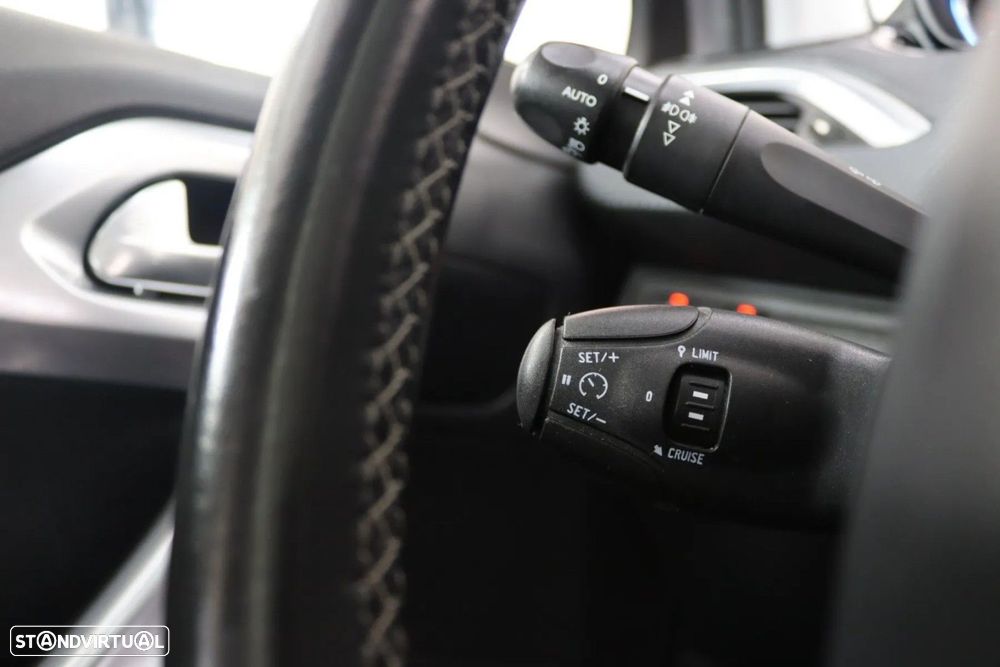 Peugeot 2008 1.2 PureTech Signature - 11