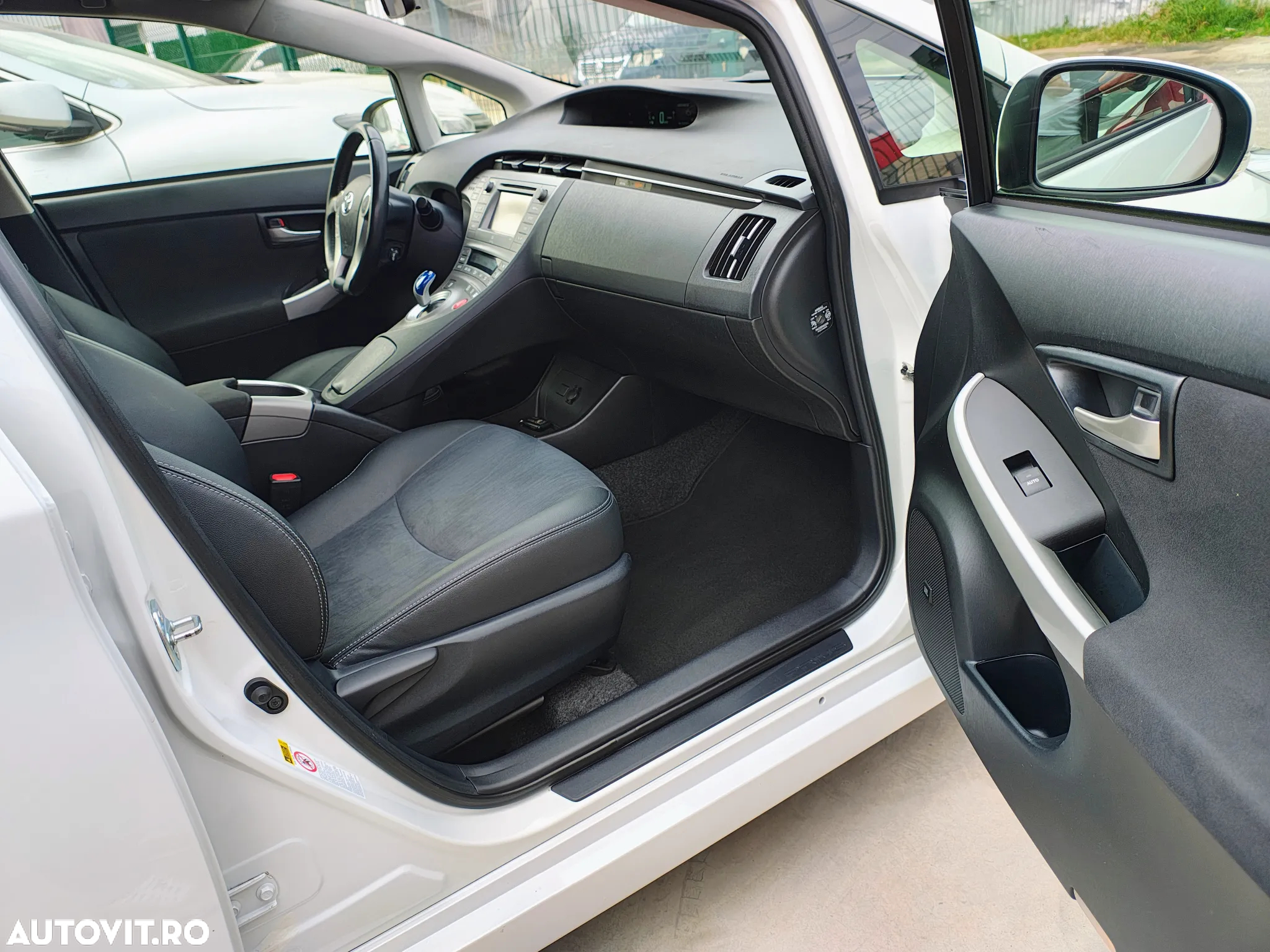 Toyota Prius 1.8 HSD Exclusive - 25
