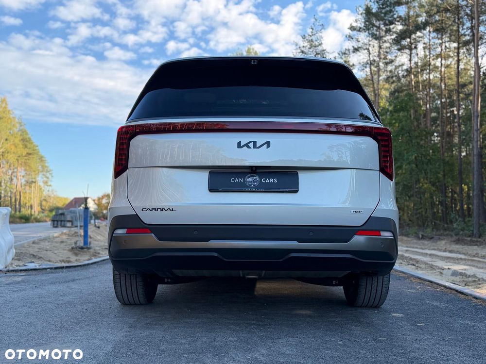 Kia Carnival - 12