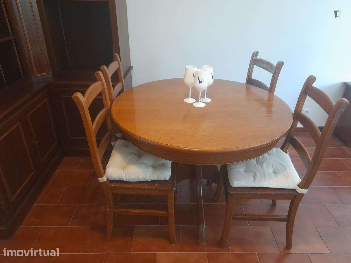 Quarto - localizado em Lordelo do Ouro Porto - Grande imagem: 5/8