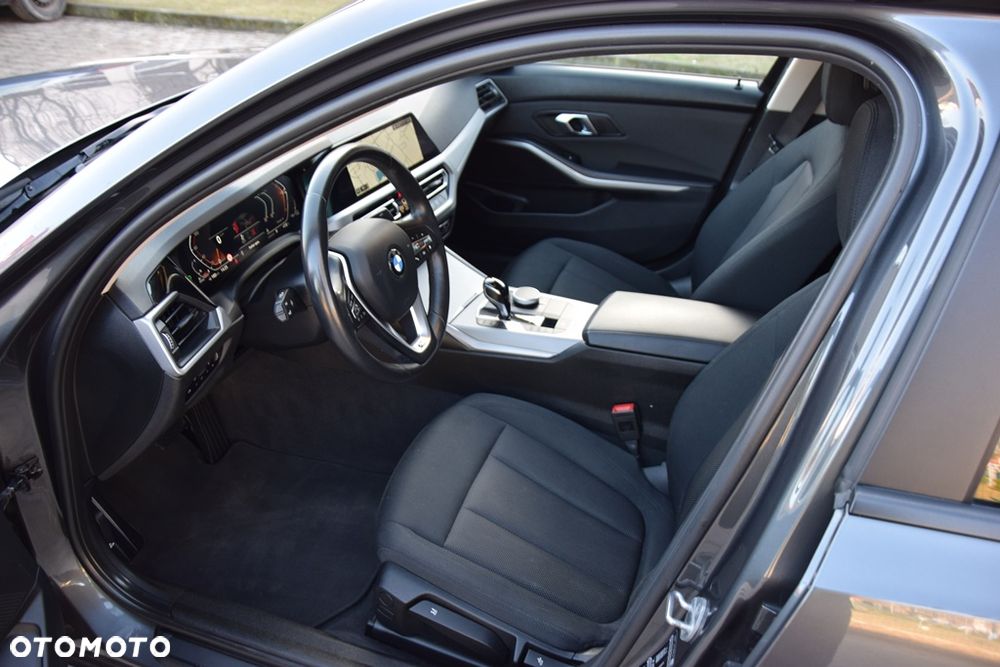 BMW Seria 3 318d Edition M Sport Shadow - 12