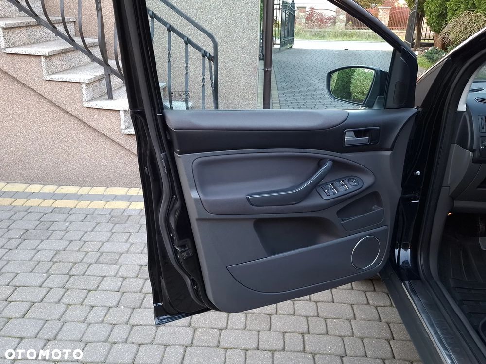 Ford Kuga 2.0 TDCi 2x4 Titanium - 10