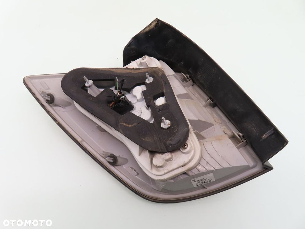 LAMPA PRAWA TYLNA OPEL ASTRA III H KOMBI 13223674 - 4