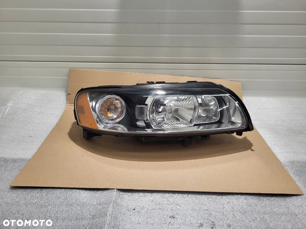 Volvo V70  LIFT XENON PRZÓD STRONA PRAWA LAMPA PRZEDNIA 30784249 - 1