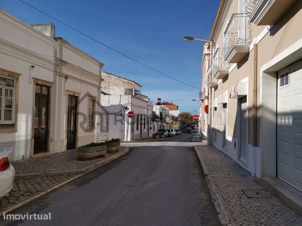Casa antiga por recuperar no centro de Loulé - Grande imagem: 3/18