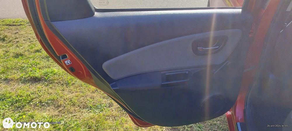 Toyota Yaris Hybrid 100 Premium - 27