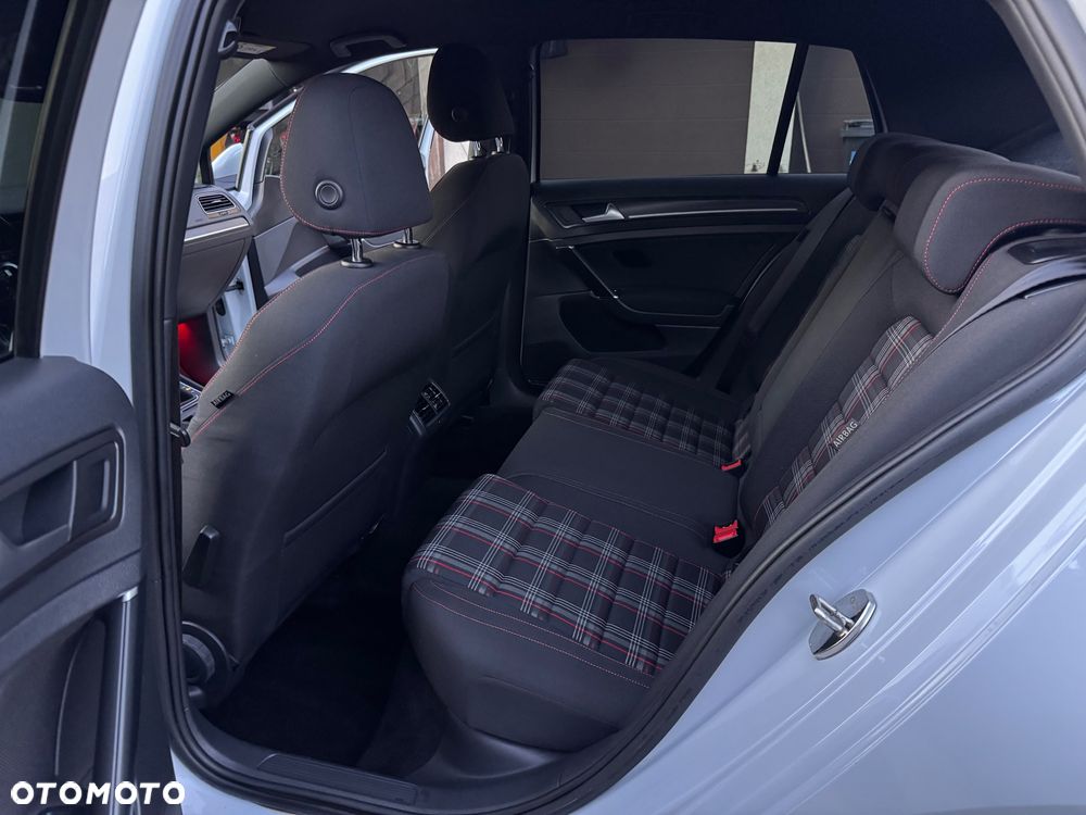 Volkswagen Golf GTI (BlueMotion Technology) - 31