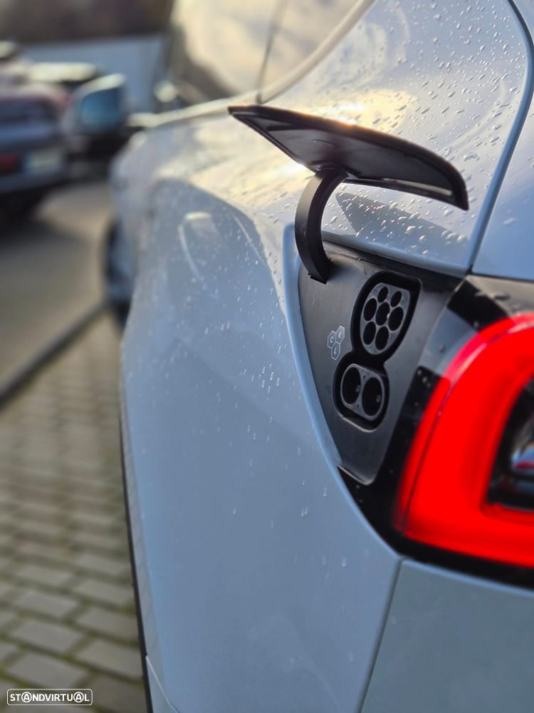 Tesla Model Y Long Range Dual Motor AWD - 6