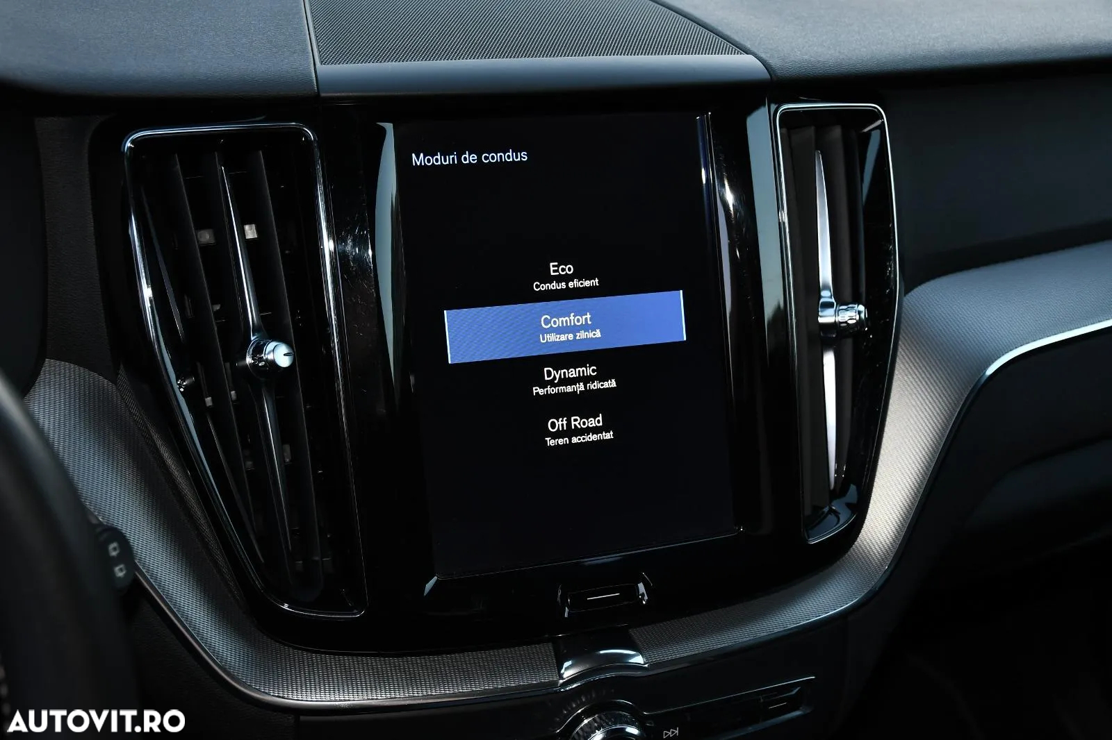 Volvo XC 60 B4 MHEV AT AWD Plus Dark - 15