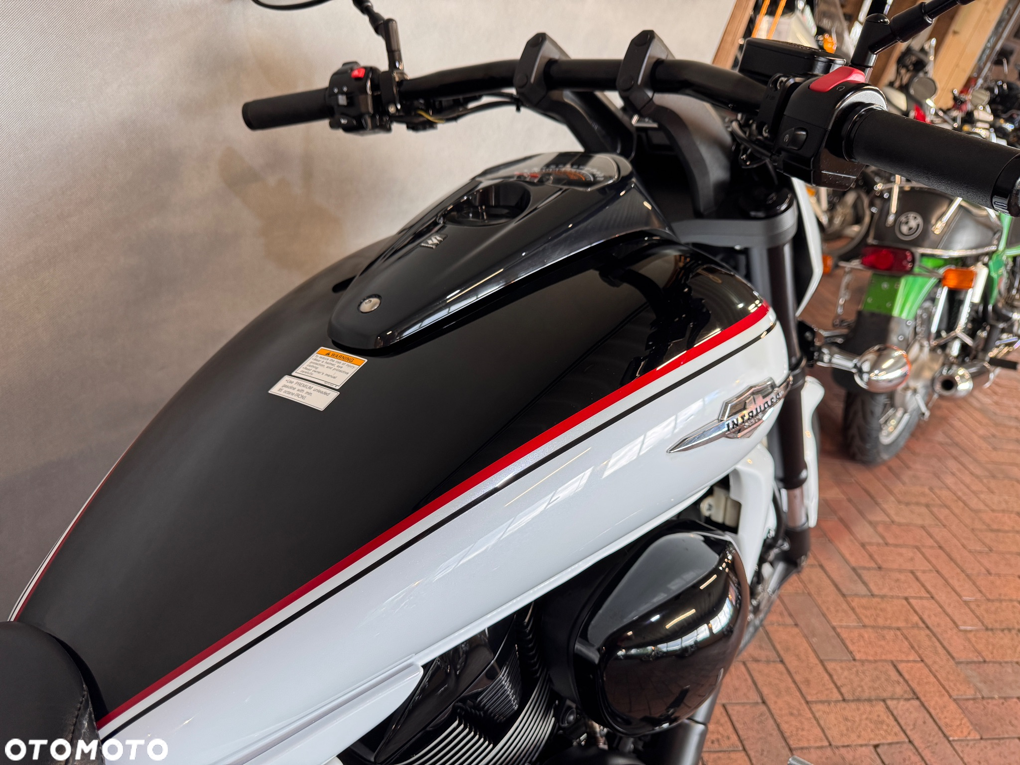 Suzuki Intruder - 14