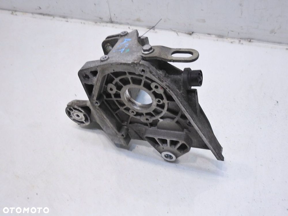 ŁAPA POMPY WTRYSKOWEJ OPEL ASTRA III H 1.9 CDTI - 4